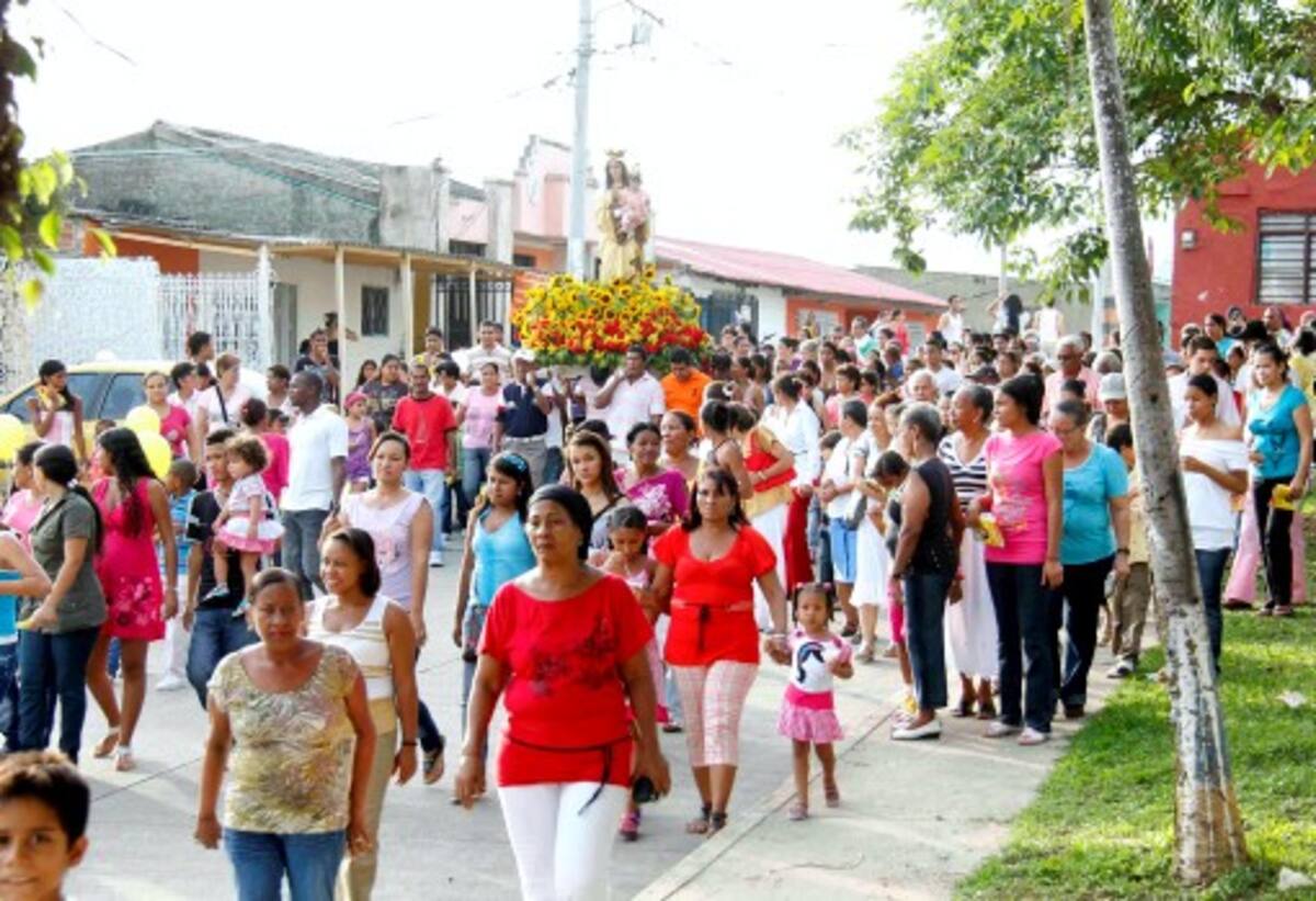 En el barrio Bruselas, los feligreses salieron a las calles a rendir el tributo anual a la advocación de la virgen María de Montecarmelo. Kailline Giraldo