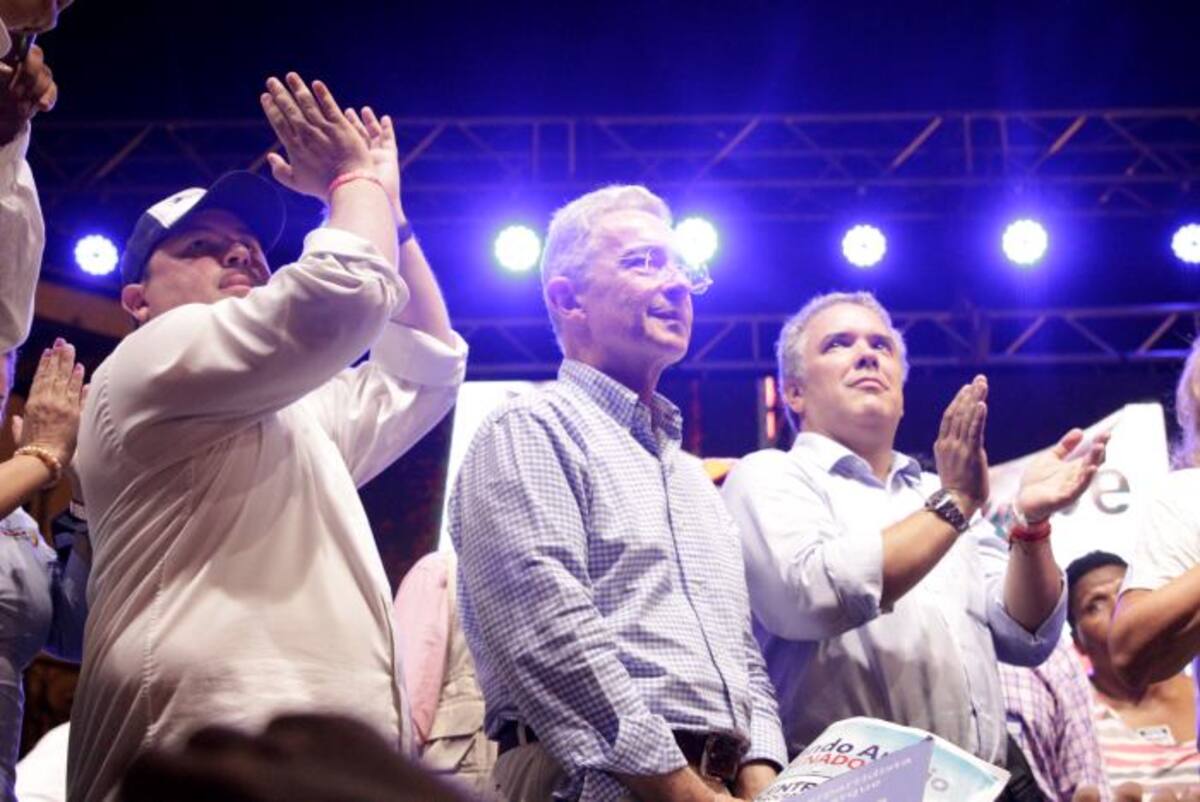 Fernando Nicolás Araújo, Iván Duque, y Álvaro Uribe, durante los discursos en la plaza pública de Cartagena. Nayib Gaviria