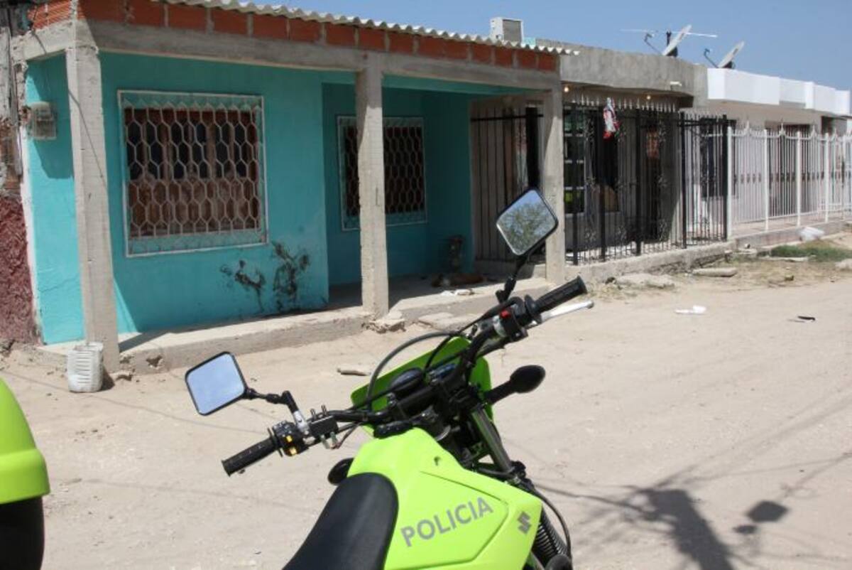 En la fachada de la casa de alias “El Piñita” quedaron las manchas de sangre producto del ataque de la familia de René Rodríguez. foto el universal