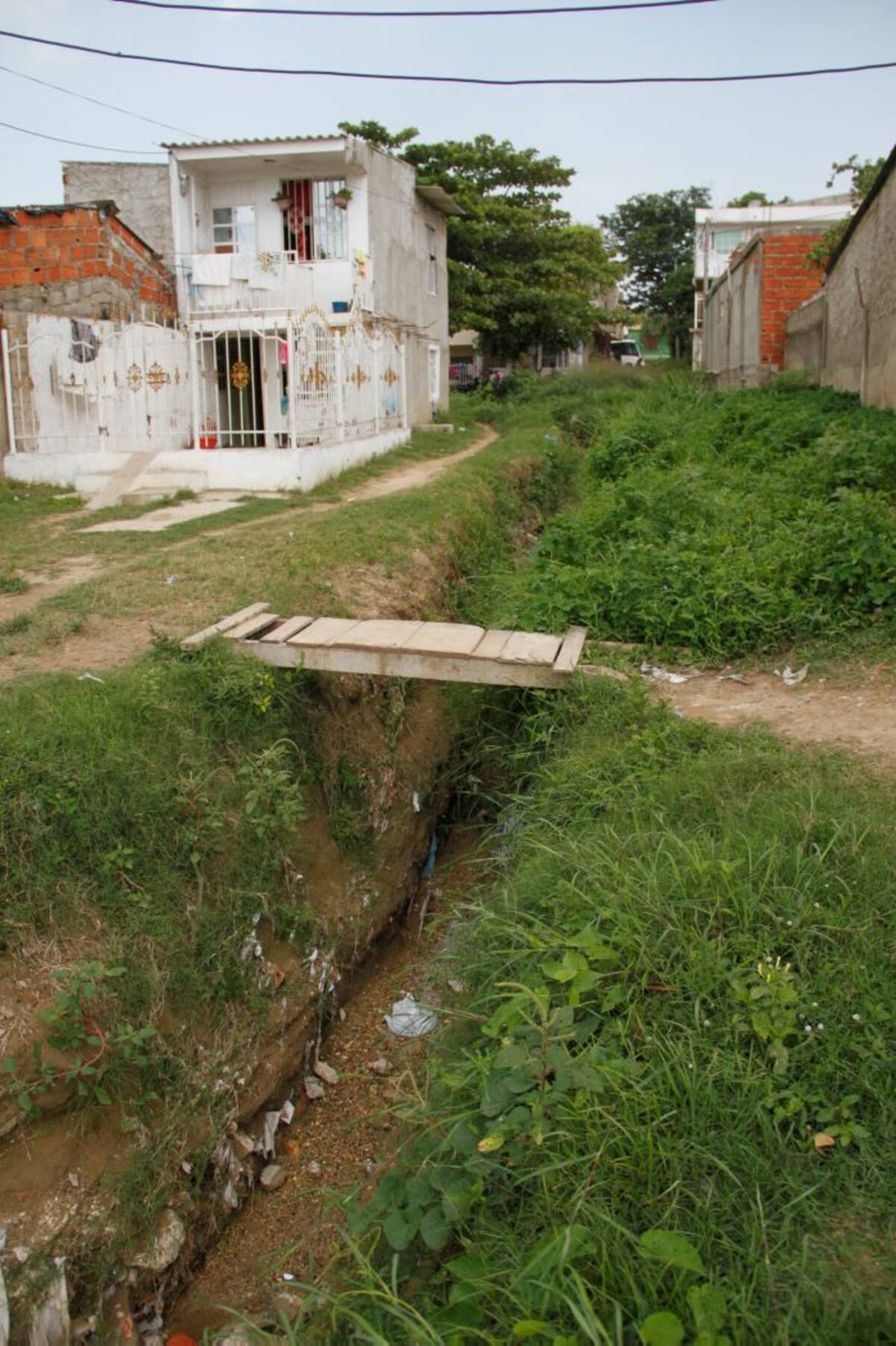 Cuando no es invierno, el canal es usado por los inescrupulosos como basurero. FOTOS OSCAR DÍAZ-EL UNIVERSAL.