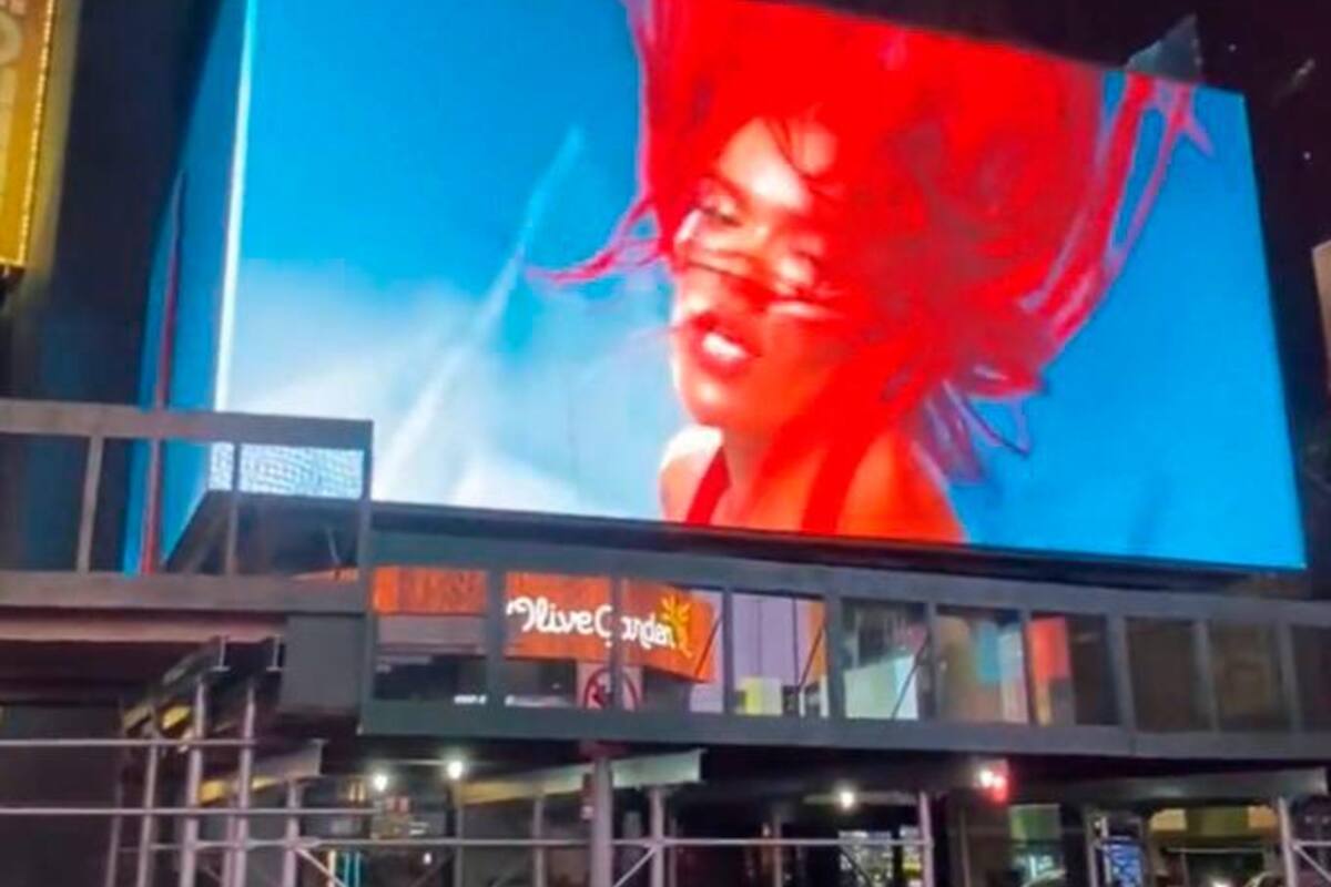 ¡Brillan en el Times Square!: Karol G y Shakira muestran imágenes de su video