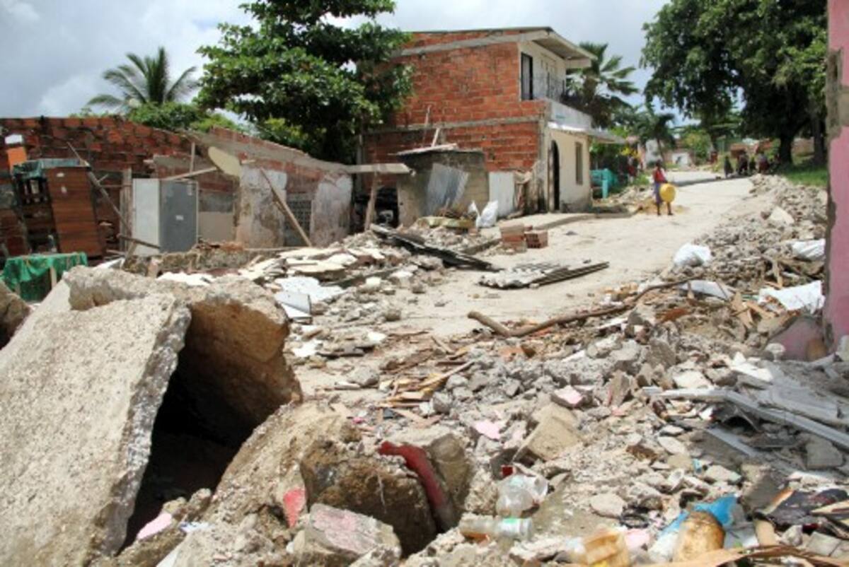 Varias placas del pavimento de la calle de Los Fundadores se han levantado. OSCAR DÍAZ-EL UNIVERSAL