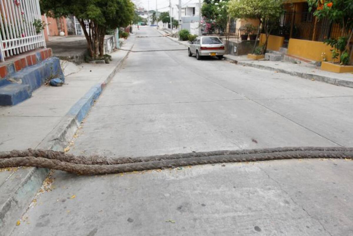 Debido a la inseguridad, los habitantes del barrio El Cairo instalaron cabuyas en algunas calles para prevenir atracos por parte de motociclistas. Foto: Archivo