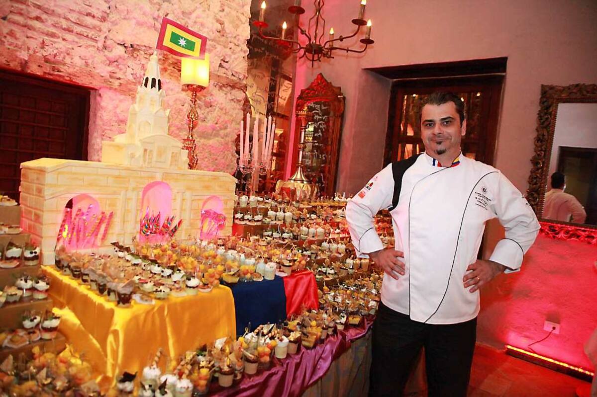 El chef Ejecutivo del Sofitel Cyril Cheminot. El bufé ofreció comida mestiza entre la comida cartagenera y española. Productos de mar como ceviches y todos los amasijos y fritos típicos de la ciudad de Cartagena. Con diferentes salsas locales y de origen español. Para los postres se hizo un homenaje al Portal de los Dulces, en la Torre del Reloj y era una variedad de dulces típicos.