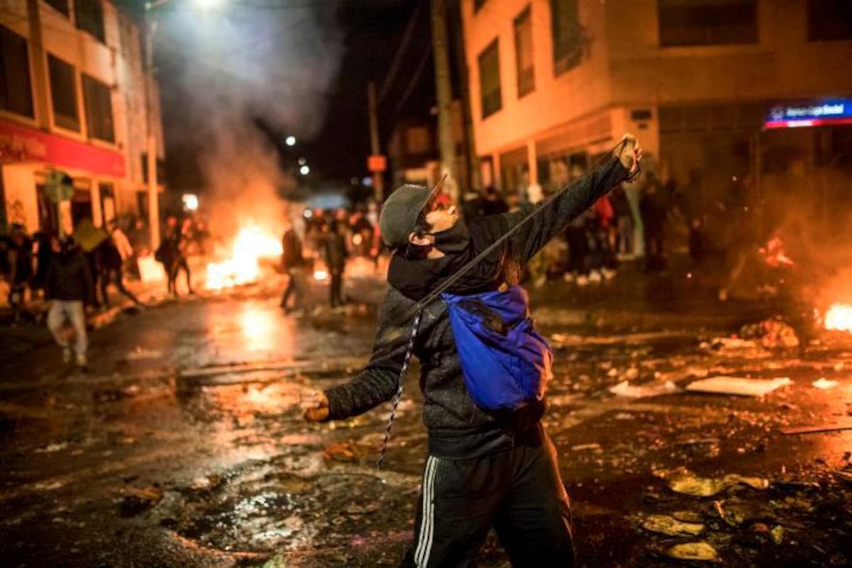 Siete muertos, 140 heridos y 17 CAI quemados, saldo de noche violenta en Bogotá