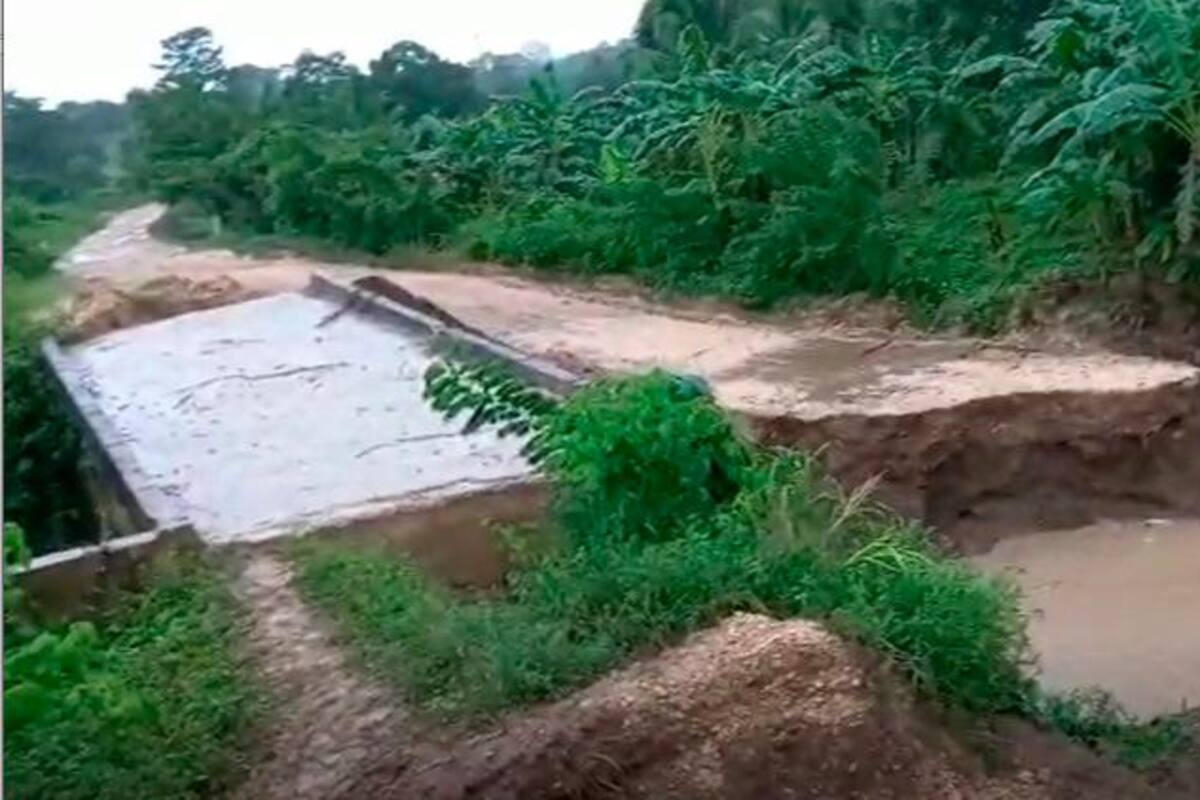 En Algarrobo en Villanueva, hacen “malabares” para cruzar el puente