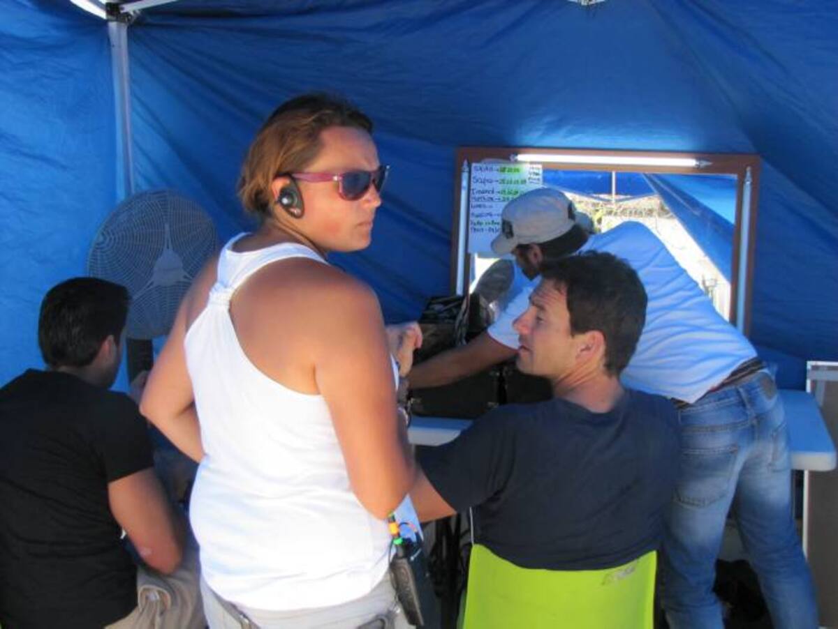 Miguel de Miguel (sentado) es el actor que protagonizará "Bazurto", permaneció en el set de maquillaje.
