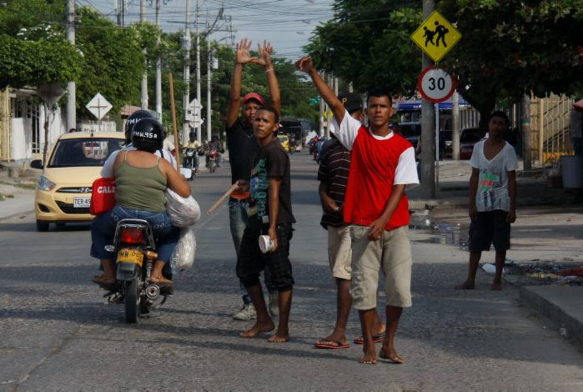 Los retenes ilegales fueron una de las constantes durante las fiestas. Esta práctica está prohibida por el decreto 1400. EL UNIVERSAL