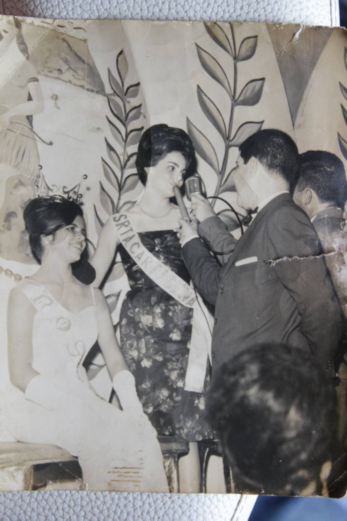 En esta fotografía, tomada en la noche de la coronación, aparecen Rosario y la entonces Señorita Cartagena, Rosario Meléndez De la Vega. Foto archivo personal.