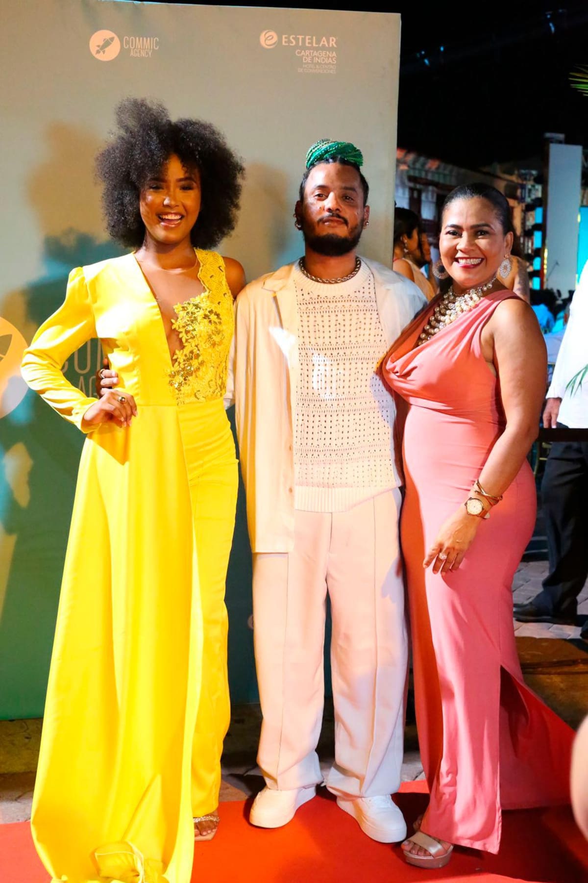 Elizabeth Martínez y compañeros del elenco ‘La Suprema’.