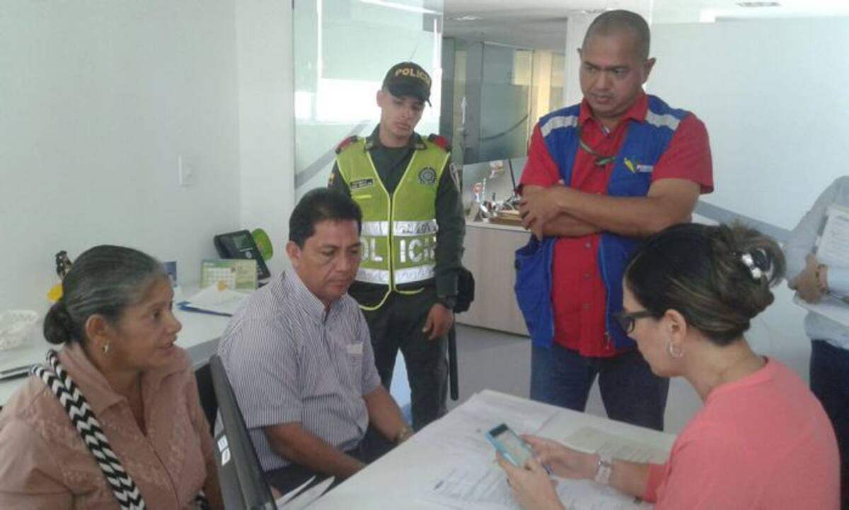 Diligencia de la Personería y la Policía en Coomeva Archivo.