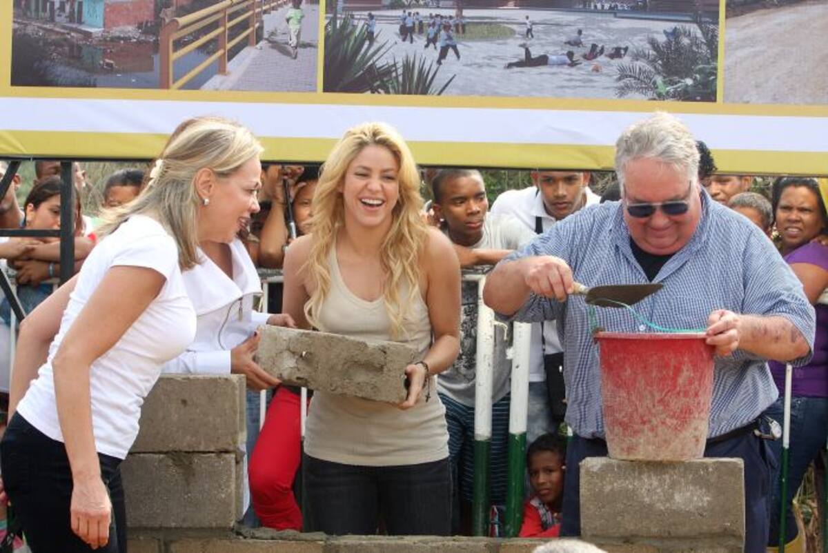 En el año 2011, La cantante barranquillera estuvo en la Loma del Peye del barrio San Francisco, colocando la primera piedra de el colegio que su fundación construirá y que deberá ser entregado en el año 2014