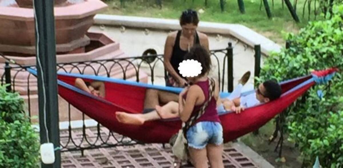 Turistas pusieron una hamaca en el Parque de Bolívar. TWITTER ZULLY SALAZAR