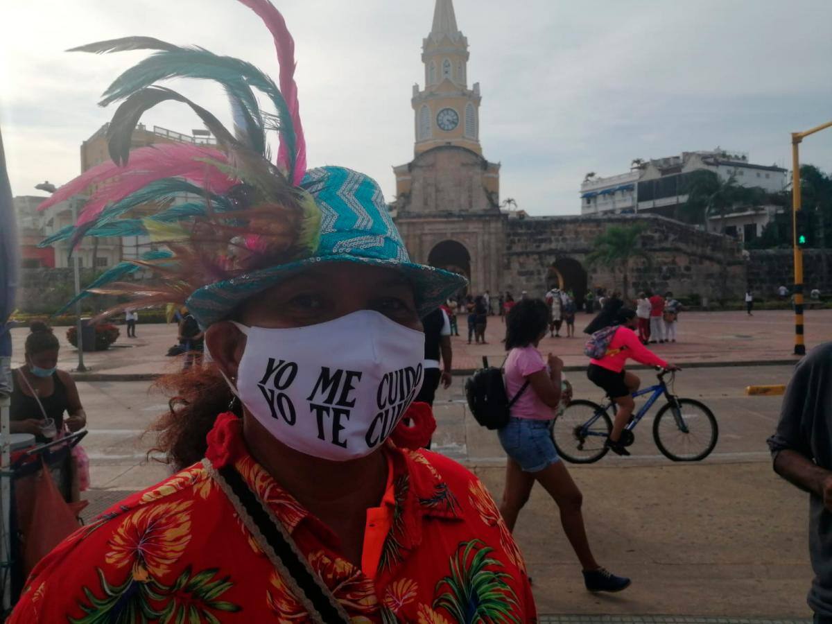 Con disfraces, música, alegría y baile, los hacedores de las fiestas piden el rescate de las tradicionales festividades novembrinas. Foto: Óscar Díaz.