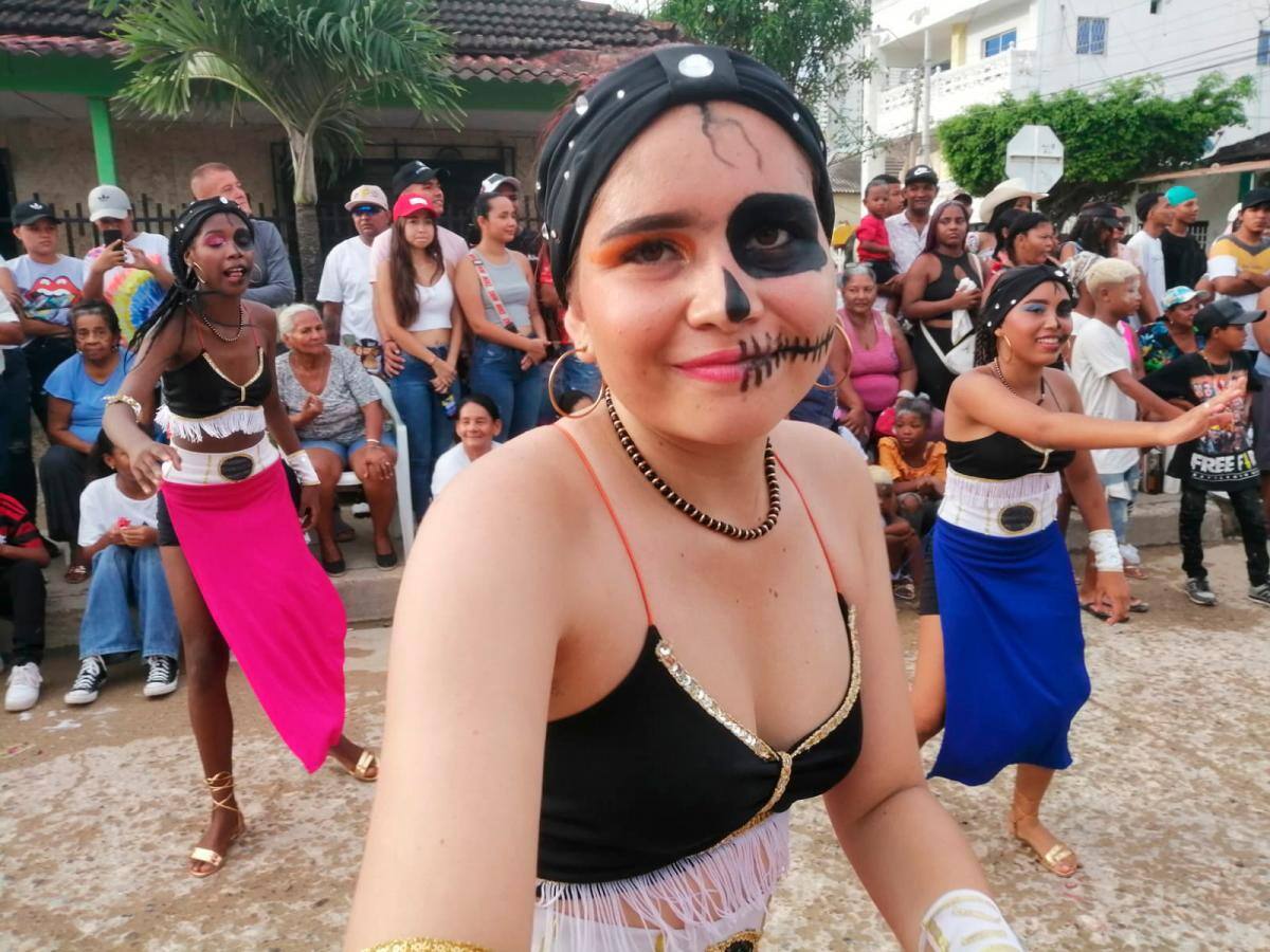 Los jóvenes también disfrutan del desfile. // Foto: Óscar Díaz - El Universal.