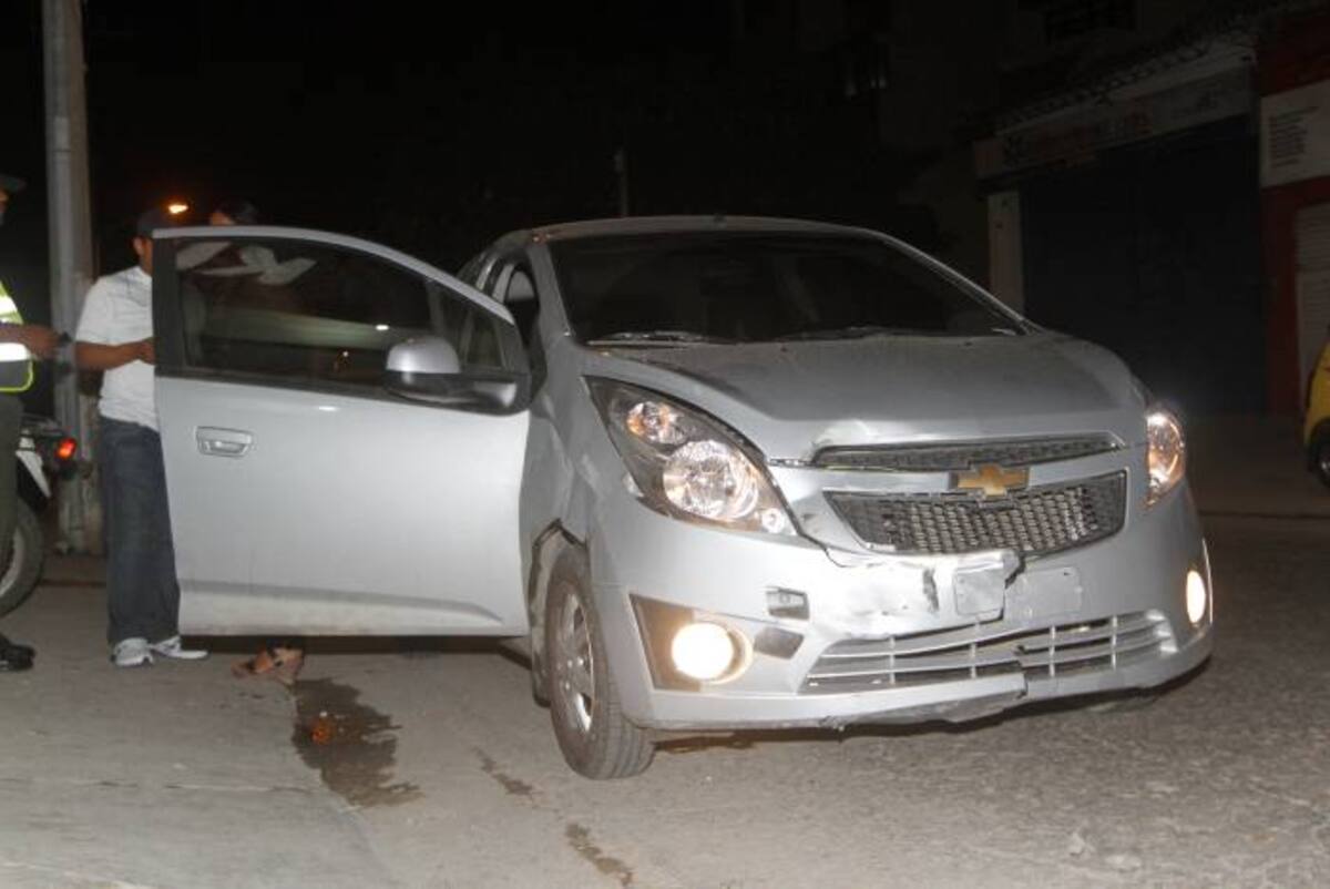 El vehiculo infractor fue alcanzado por los agentes de la Policía Nacional en la Calle Mompóx del barrio Pie de la Popa. Julio Castaño El Universal