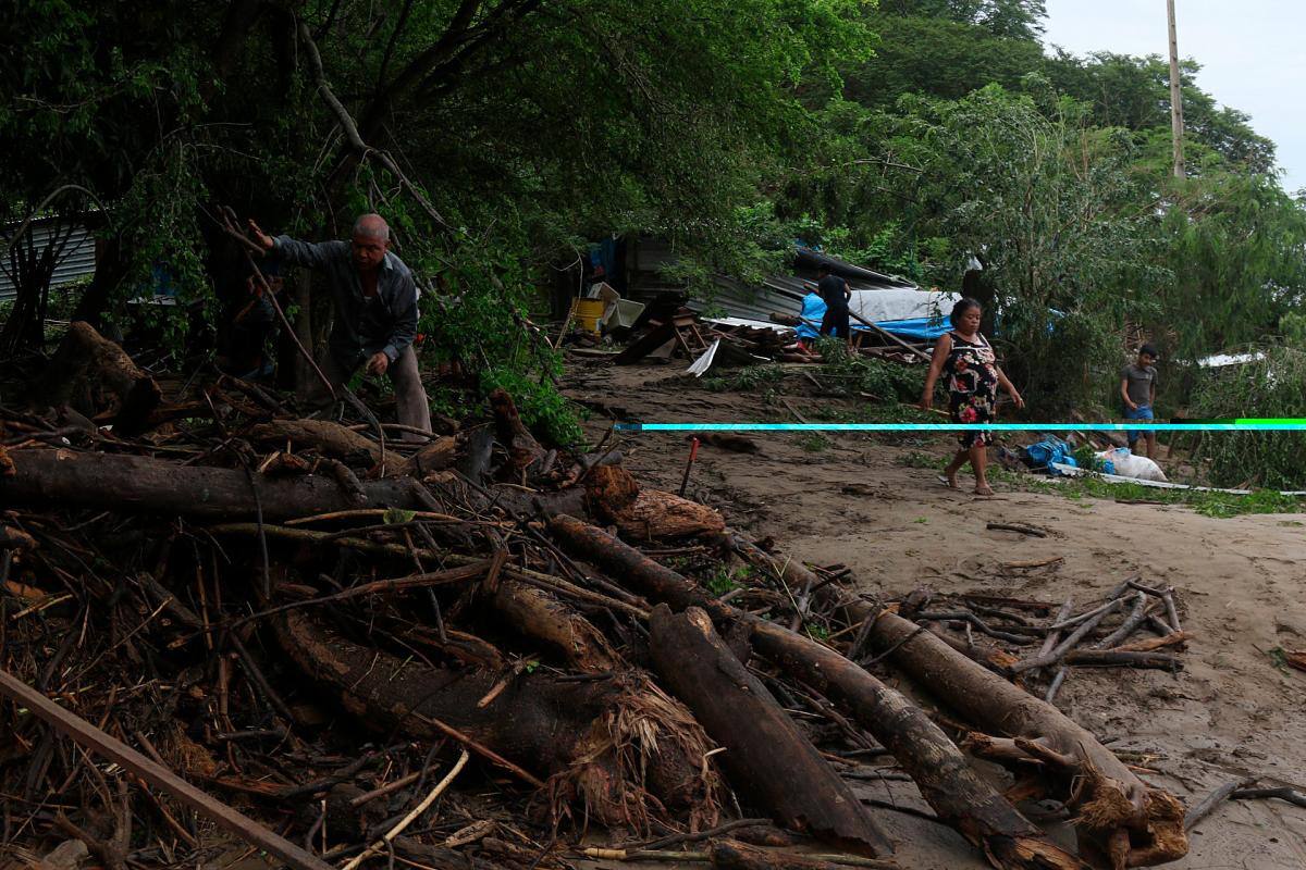 Al menos 27 muertos y 4 desaparecidos tras paso del huracán Otis en México