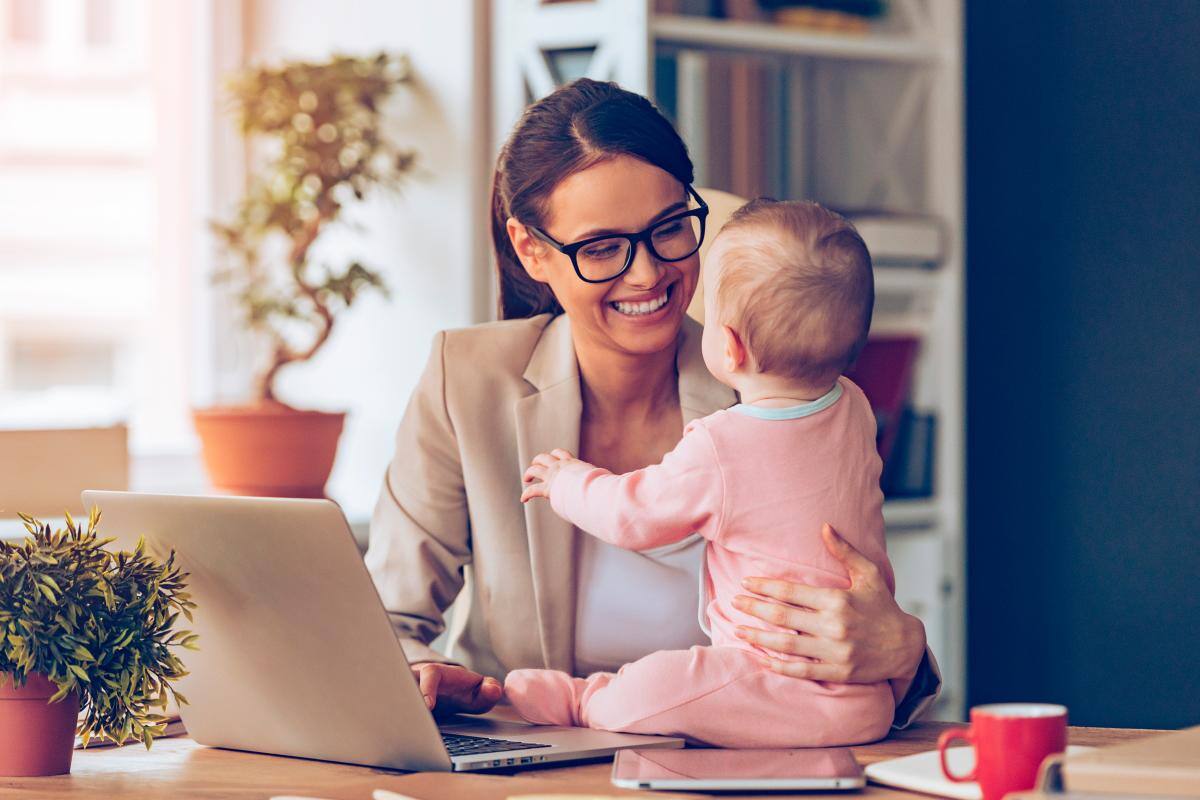 Criticar a una mujer que trabaja o el “síndrome de la mala madre”