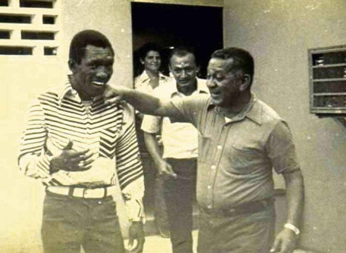 El narrador deportivo Napoleón Perea Castro con el boxeador Antonio Cervantes Kid Pambelé. Atrás: Enrique Ceballos.