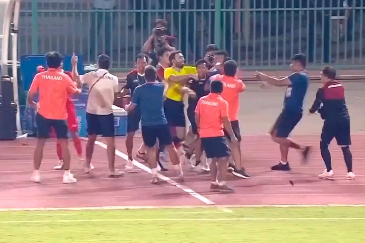 Video: árbitro pita el final, se arrepiente y causa monumental pelea