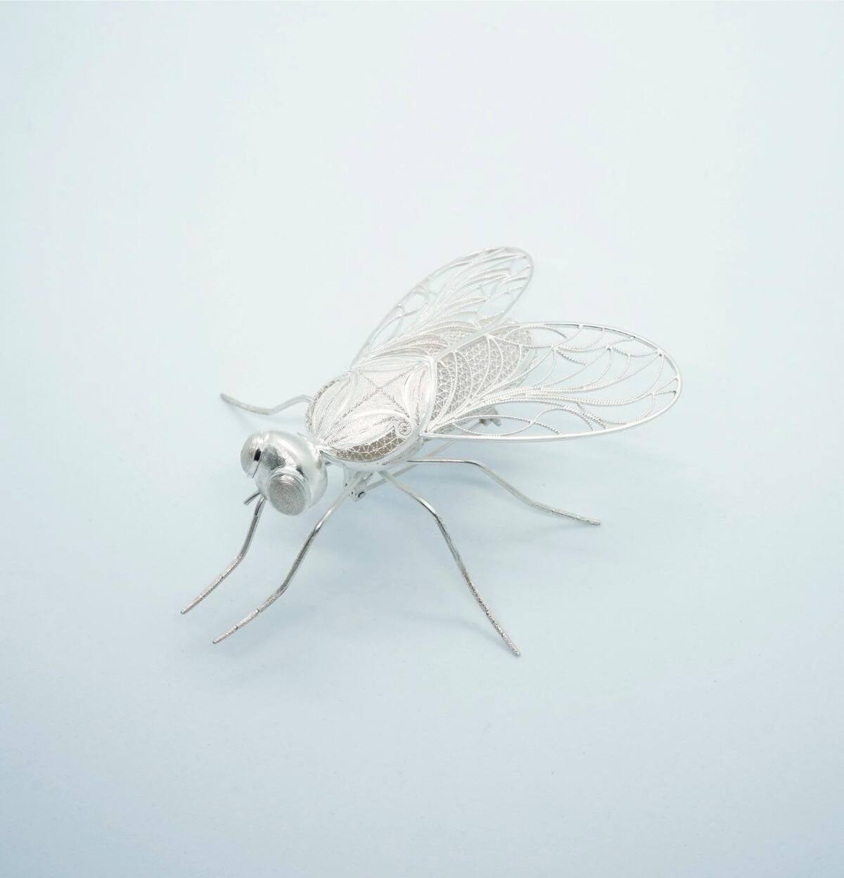 En el catálogo también se incluyen joyas hechas en filigrana mompoxina, como esta mosca.