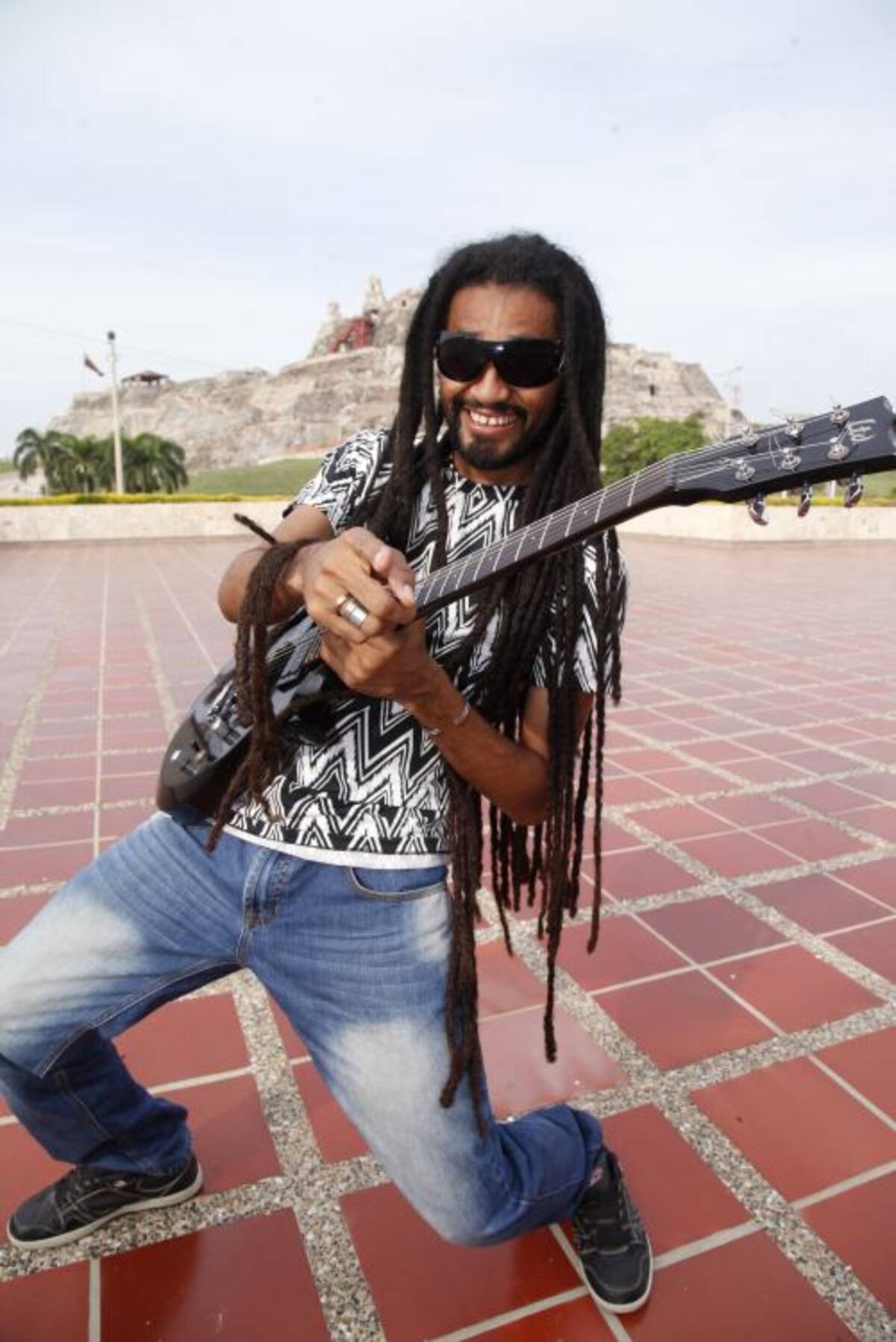 Ludwing Watts (Cartagena, 1985), el talento que el africano Lokassa Ya Mbongo eligió para que lo acompara en su concierto en Cartagena, Arjona y Palenque. Aroldo Mestre-El Universal