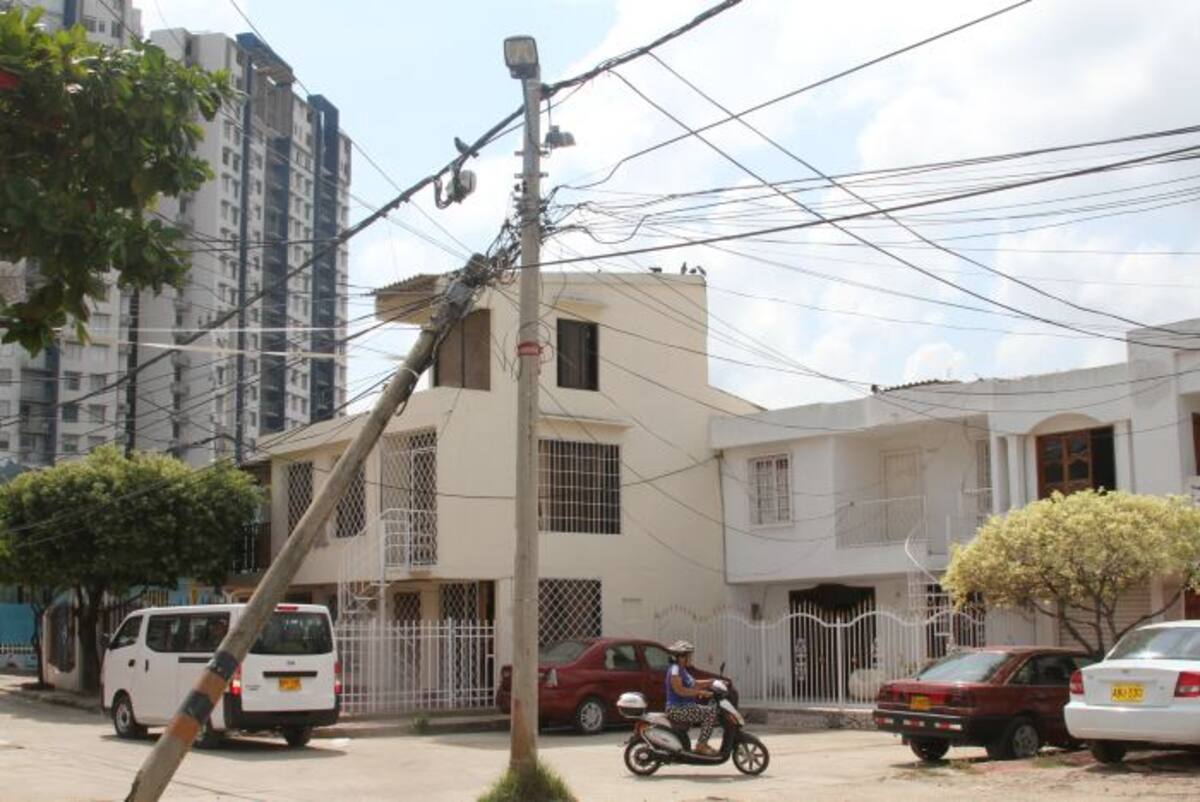 El poste, que según vecinos tiene más de 20 años, se averió hace más de una semana. Julie Parra- El Universal