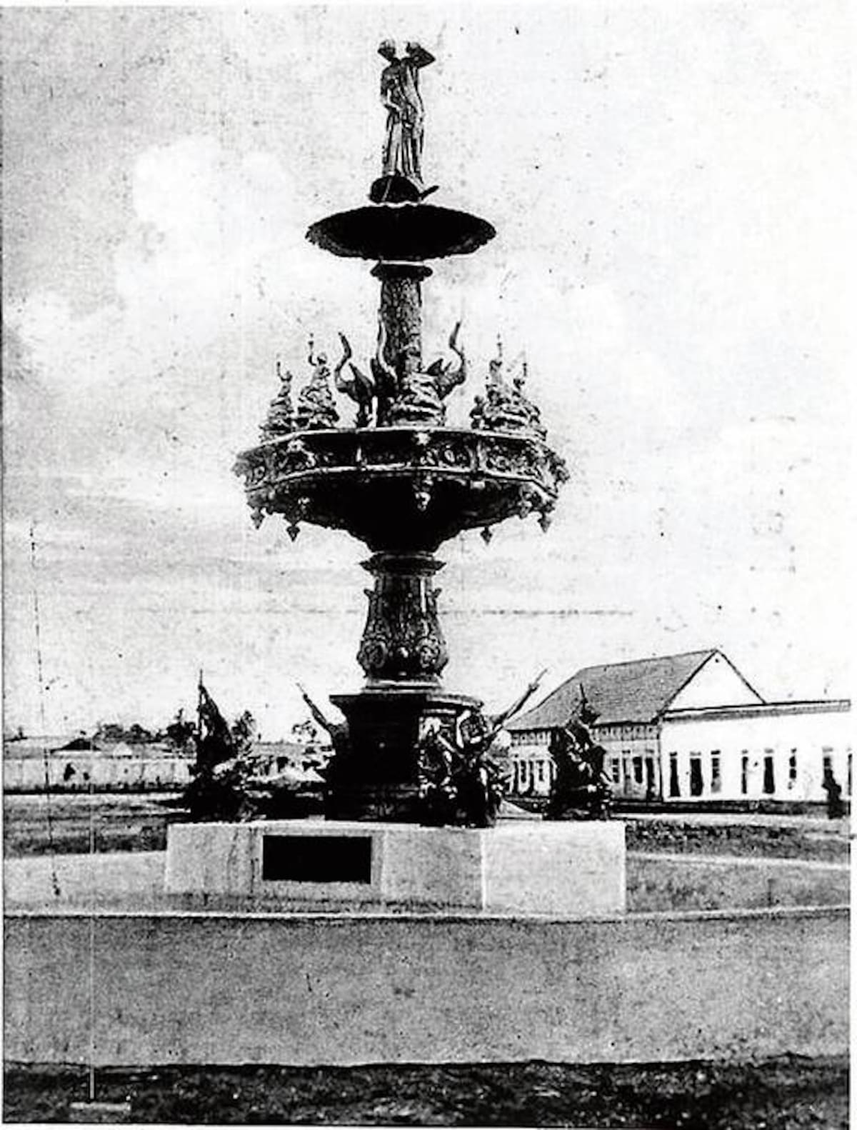 Monumento de la Colonia Siria en Cartagena, obsequiado a la ciudad e instaurado en el Parque del Centenario. FOTOS: FOTOTECA HISTÓRICA DE CARTAGENA