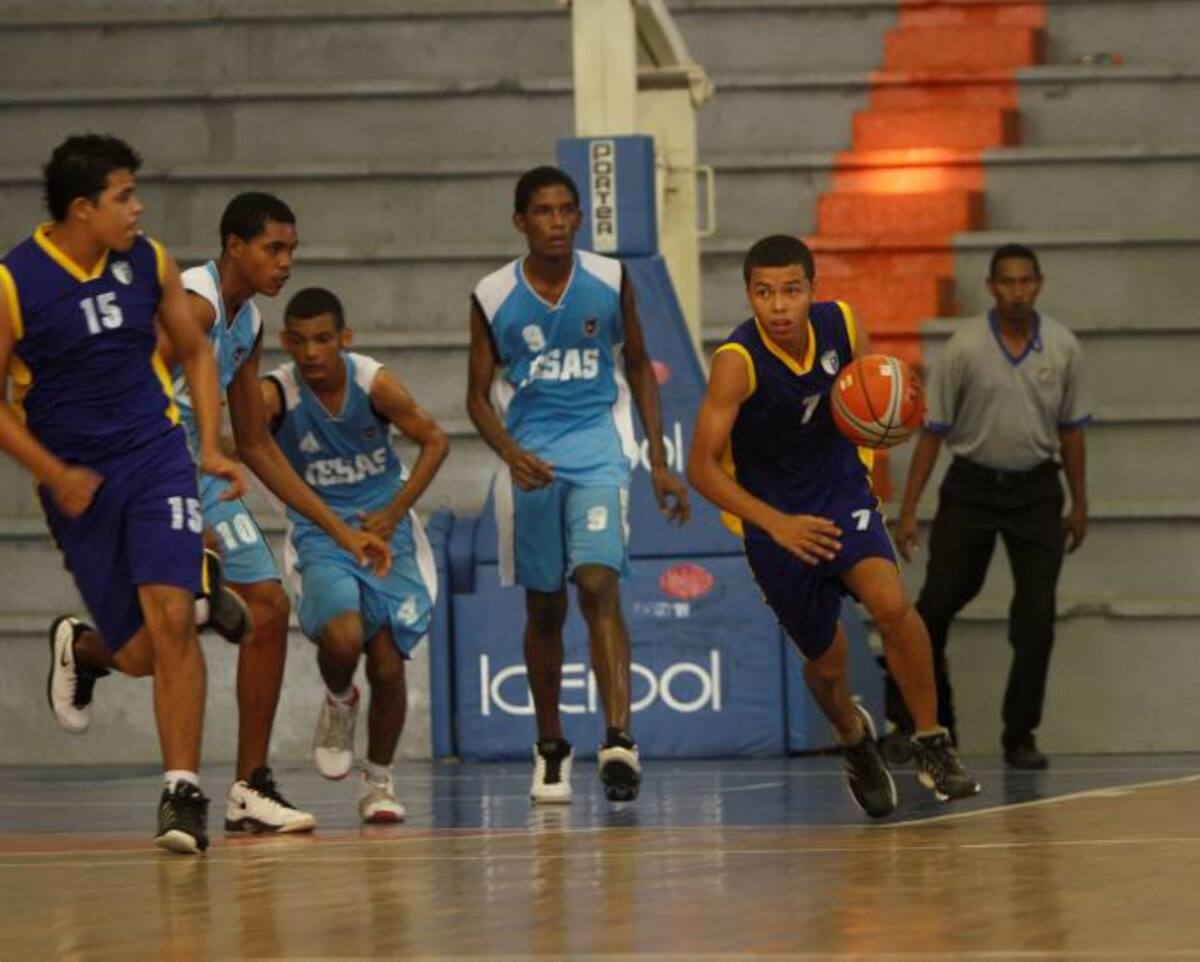Partido de baloncesto entre Iesas y Colegio La Salle en la categoría masculino B disputado en el coliseo Bernardo Caraballo. Aroldo Mestre-El Universal