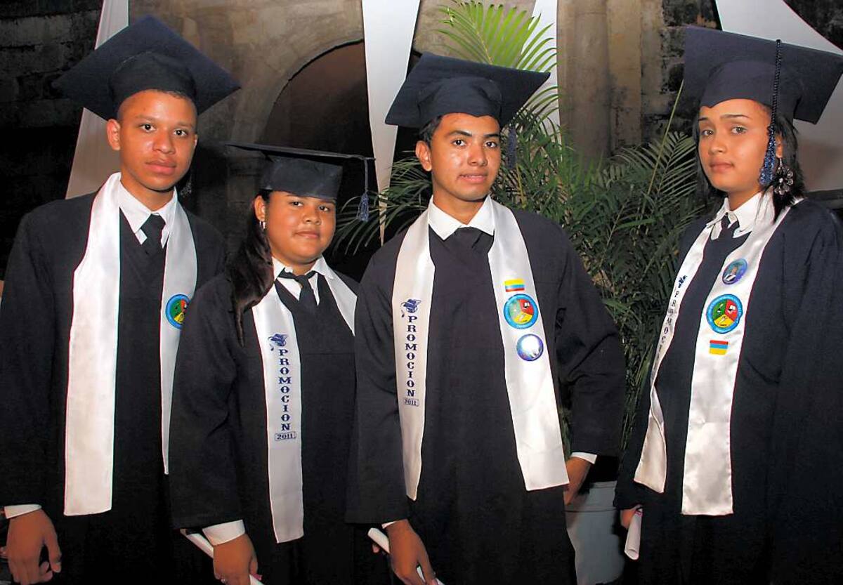 Graduados de la Institución Olga González Arraut: Gera Orozco, Steves Ospino, Edwin Orozco y Carolina Orozco.