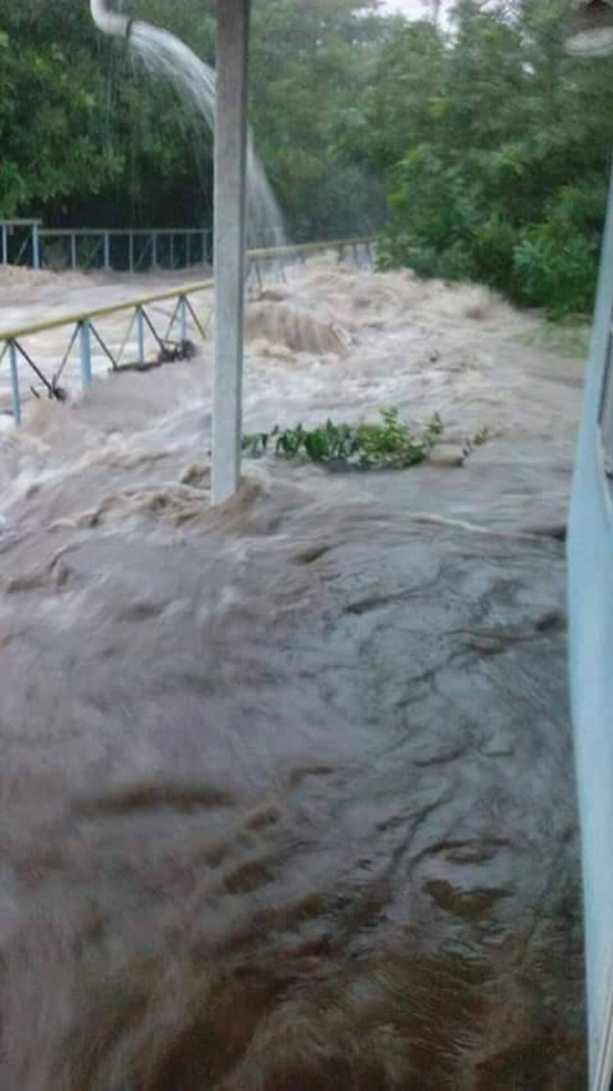Estas fueron las imágenes que dejó el fuerte aguacero de hoy en Providencia. EL UNIVERSAL