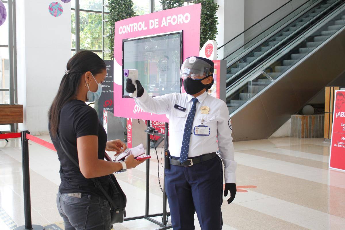 A la entrada de los centros comerciales les toman la temperatura a los trabajadores y clientes para evitar contagios. // Julio Castaño -EU