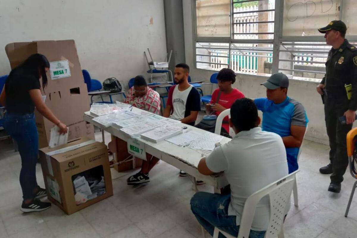 Se cierran las mesas de votación en todo el país
