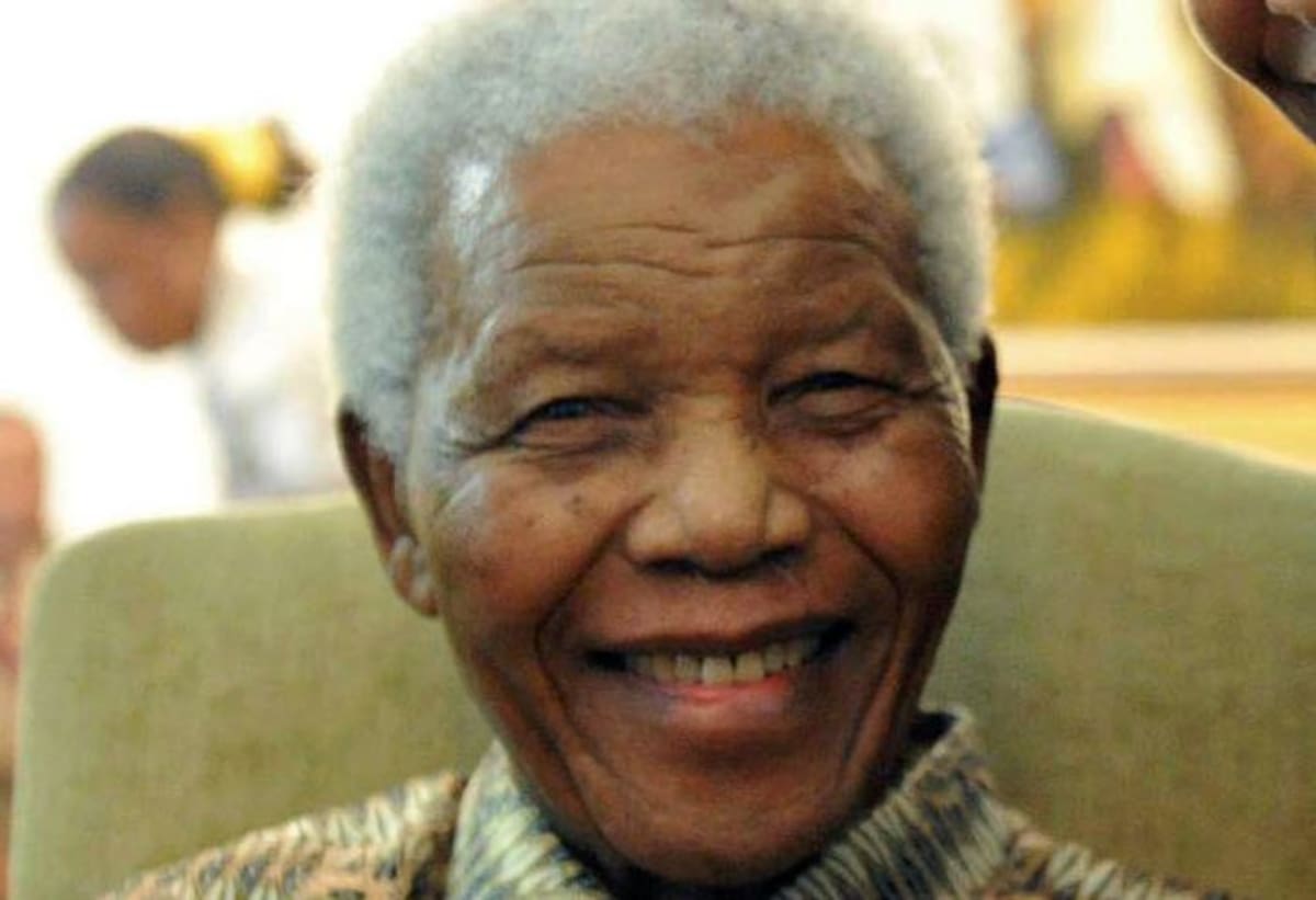 "El expresidente Nelson Mandela volvió a su casa en Johannesburgo después de someterse a unas pruebas satisfactorias en un centro médico de Pretoria (...). Está bien" AP Elmond Jiyane