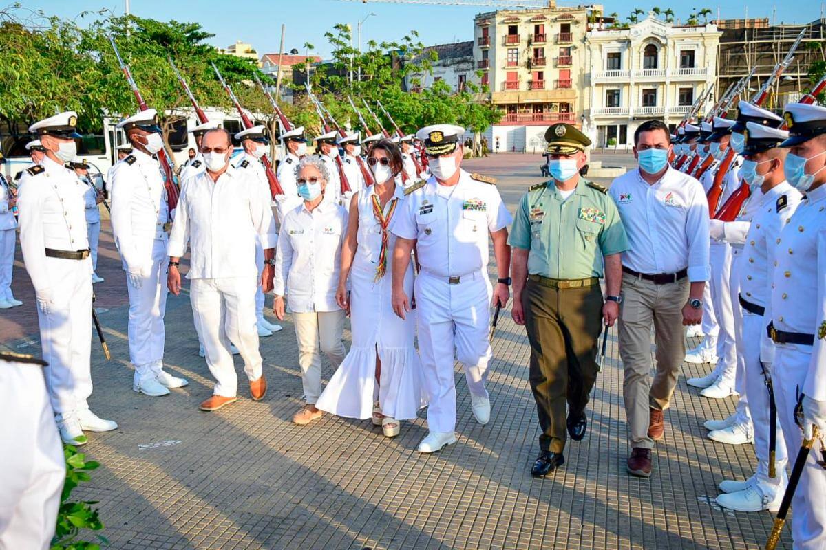 De izquierda a derecha: el secretario general, Luis Enrique Roa Merchán; la alcaldesa encargada, Olga Acosta Amel, el presidente de la Fundación Cartagena al 100%, el almirante Javier Alfonso Jaimes Pinilla de la Armada Nacional; el brigadier Nicolás Zapata Restrepo y el director del IPCC, Oscar Uriza Pérez.