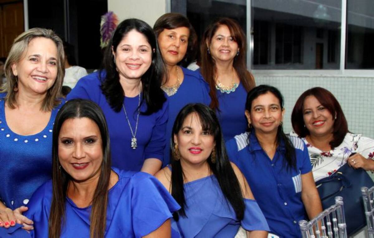 De pie: María Bernarda Ávila, Moraida de León, Xiomara Zúñiga y Carmen Sales; sentadas: Oliva Vélez, Zoyla Mattos, Astrid Gómez y Marina González. CORTESÍA