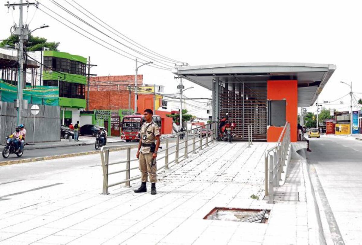 El trabajo de la Guardia Ambiental en las 15 estaciones de Transcaribe está programado hasta el 31 de diciembre. CORTESÍA