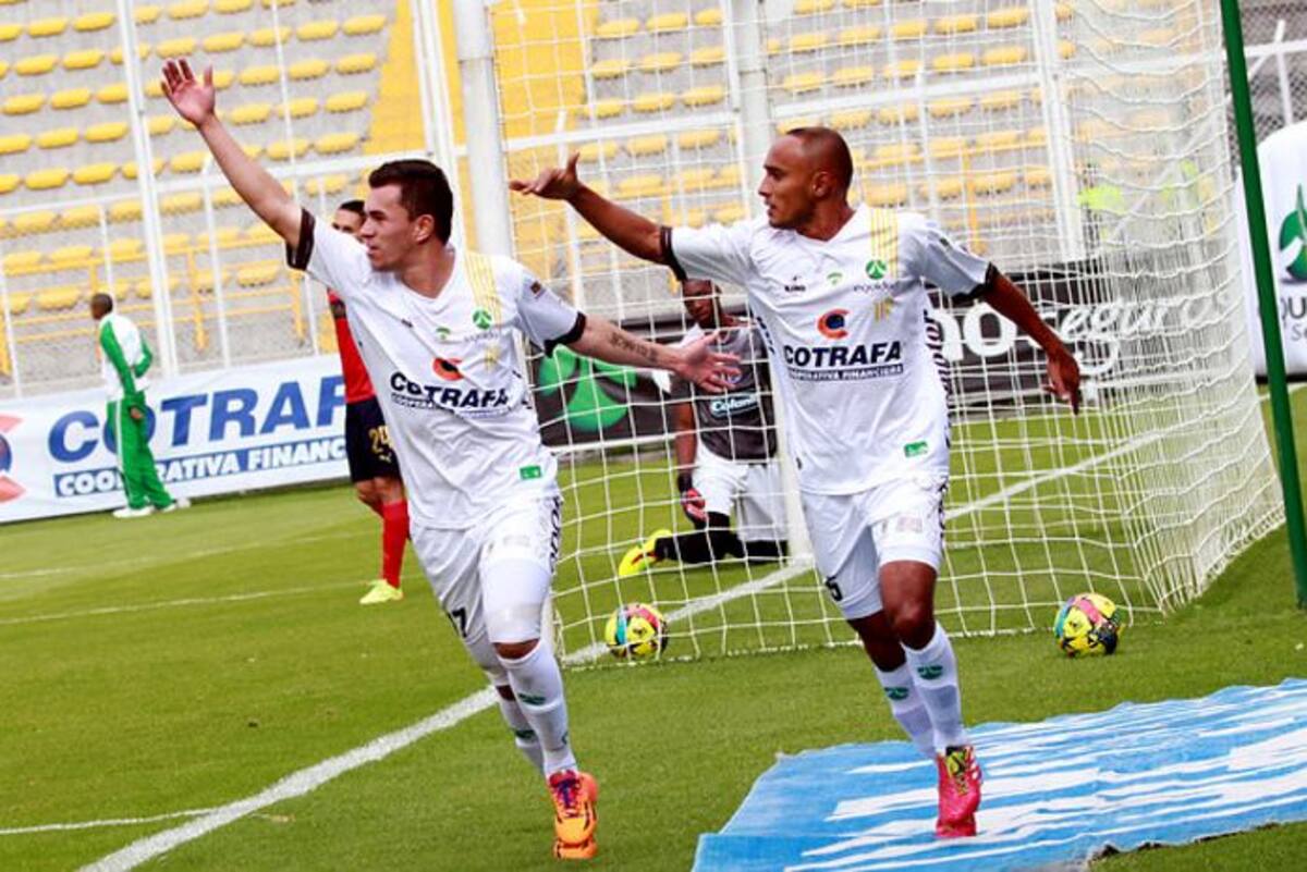 Pese a la expulsión de Wilmer Díaz Lucumi, La Equidad derrotó 2-1 al Independiente Medellín con goles de Elvis González y Oscar Barreto, y aseguró su clasificación en el grupo de los 8. Colprensa / Luisa González.