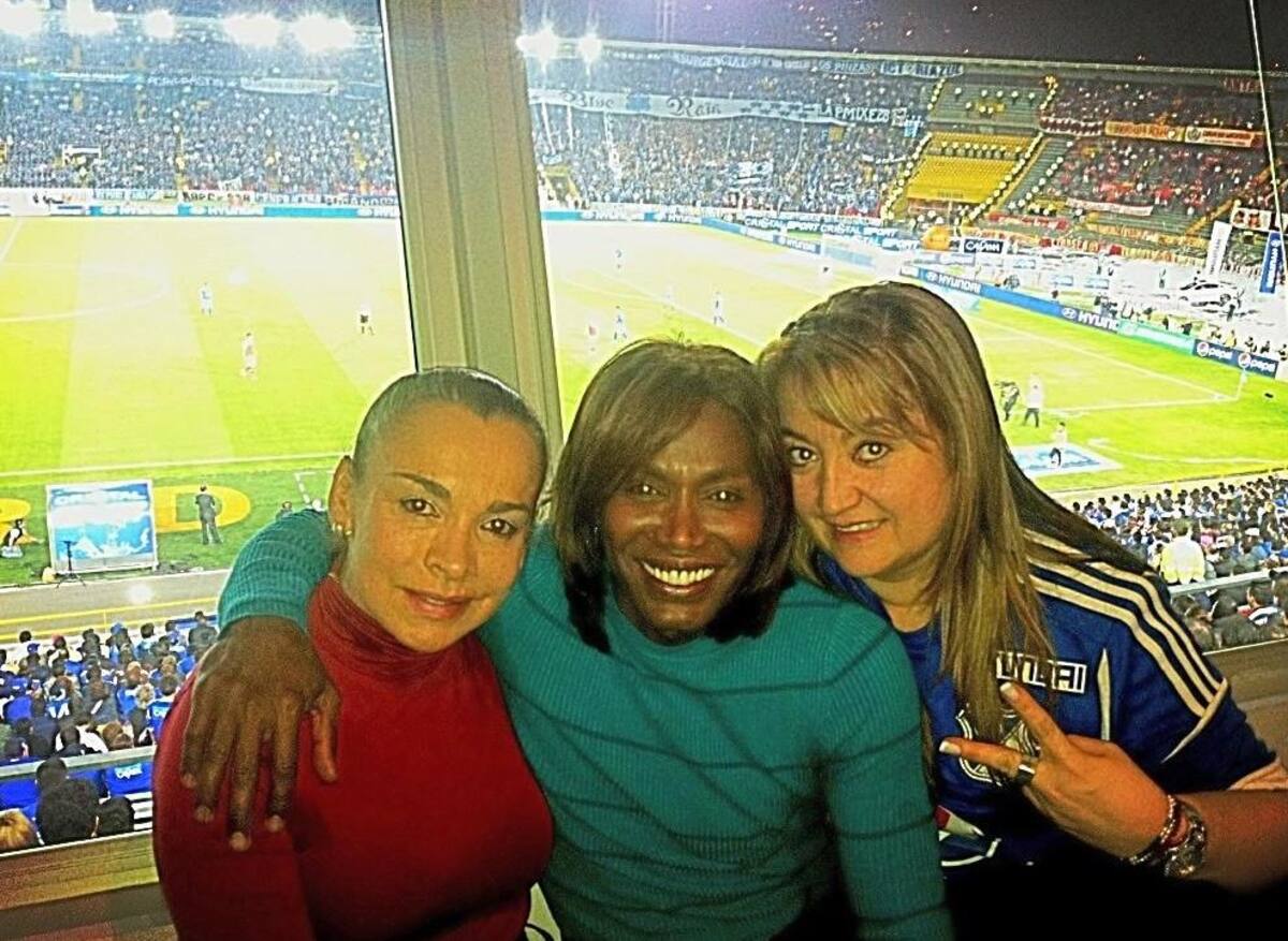 Con un par de amigas en el estadio El Campín en enero de 2013. INSTAGRAM