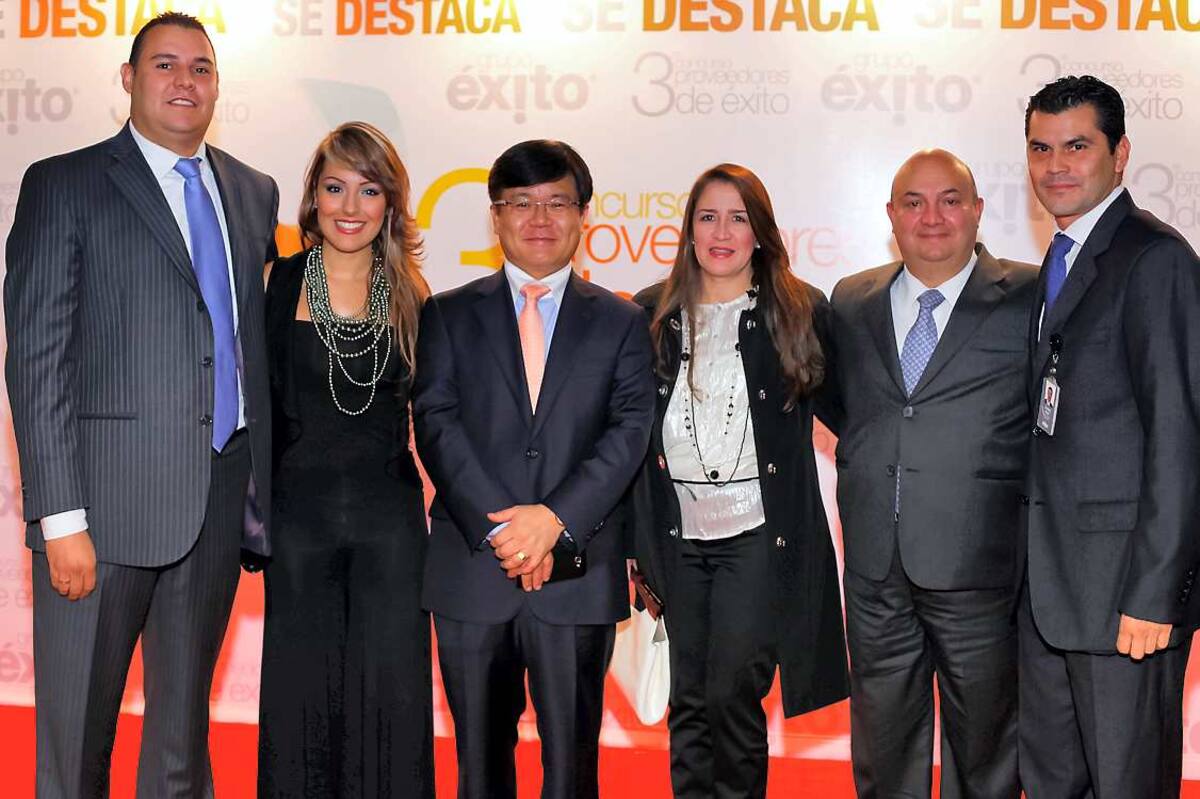 De izquierda a derecha Julian Restrepo – KAM AV Samsung Electronics Colombia; Maria Fernanda Zuluaga, administradora de Negocio Digital Almacenes Éxito; Esteban Choi – Presidente de Samsun Electronics Colombia S.A.; Dolly Ampara Maya Restrepo- Administradora de negocio pequeños y grandes electrodomésticos Almacenes Éxito; Diego Ramírez- Director Consumer Electronics de Samsung Electronics Colombia S.A, Carlos Ariel Gómez- Gerente de negocio de entretenimiento- Almacenes Éxito Cortesía