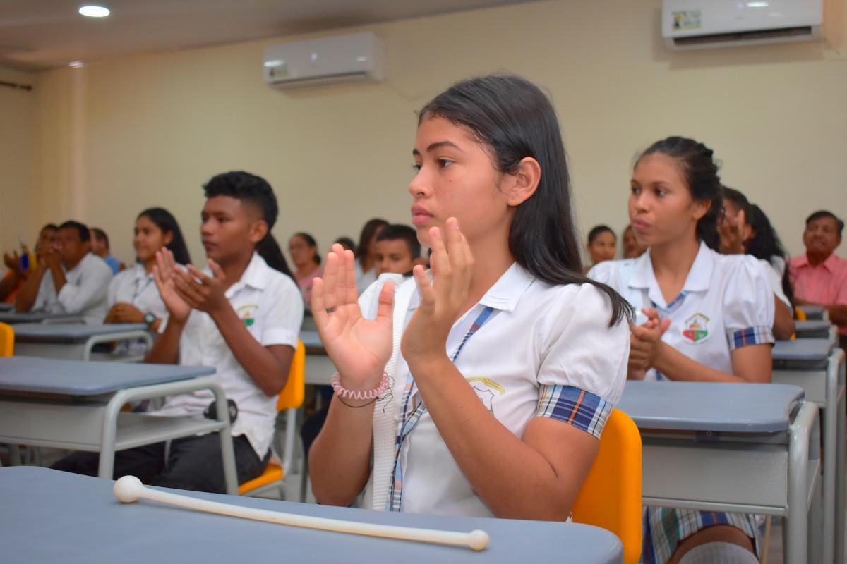 Estudiantes de Talaigua Nueva tienen pupitres para estrenar
