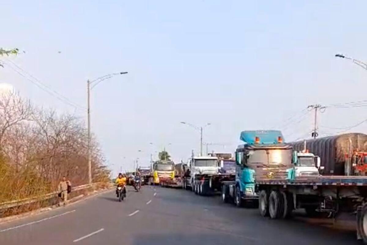 Piden a conductores evitar coger por Manga esta tarde tras fallas en el puerto