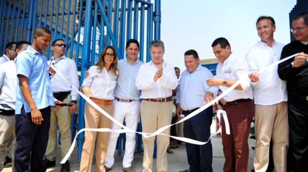 Los niños de la urbanización Ciudad del Bicentenario ya tienen Mega Colegio. El presidente Juan Manuel Santos y el alcalde manolo Duque le dieron la bienvenida a los nuevos estudiantes. Ministerio de Educación.