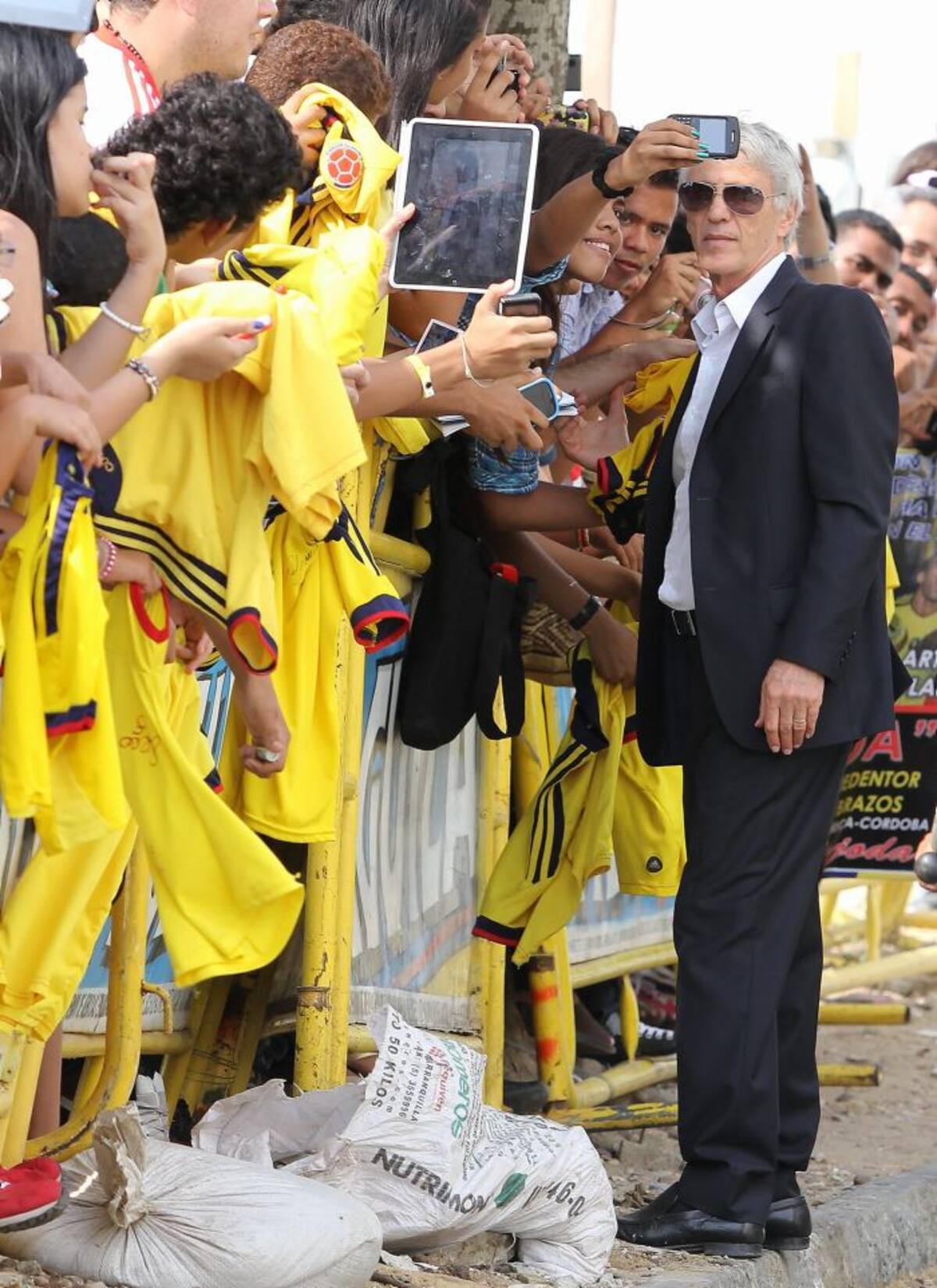El técnico de la Selección Colombia también atendió a la afición. CORTESÍA QHUBO BARRANQUILLA