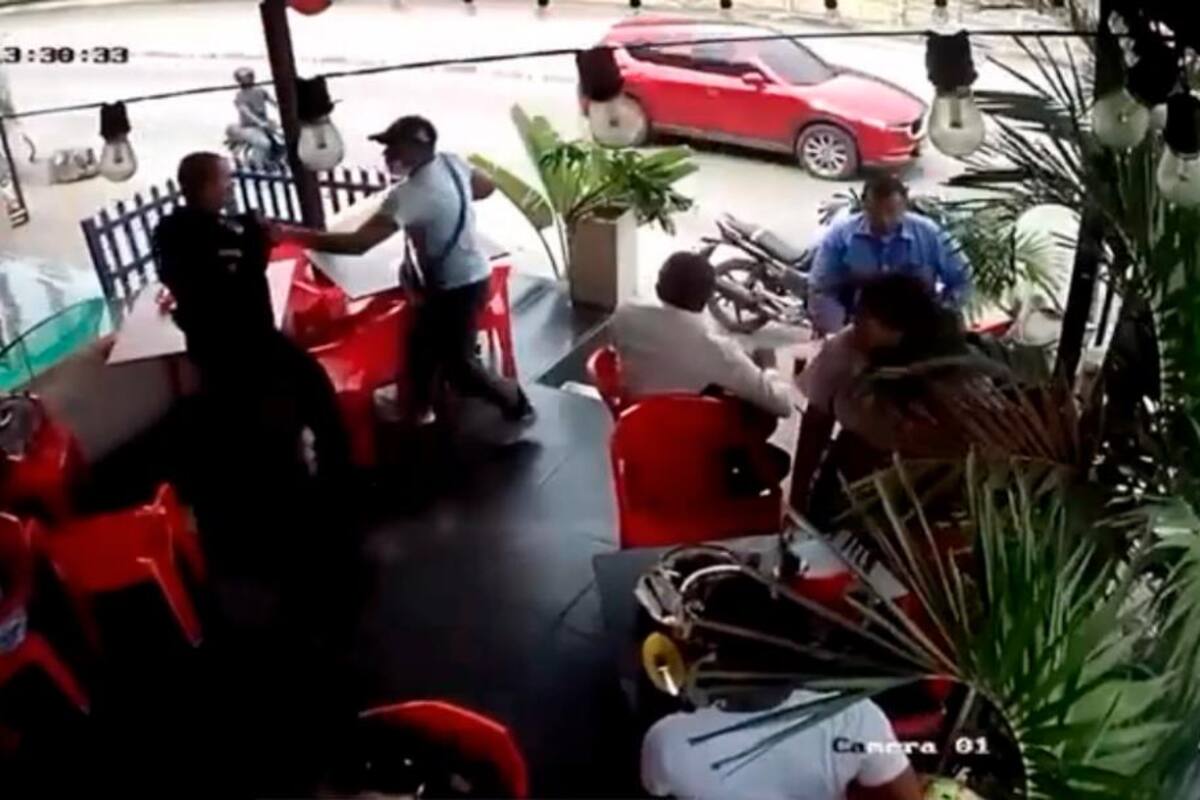 Video: balean a miembro de la Armada para robarle el celular en restaurante