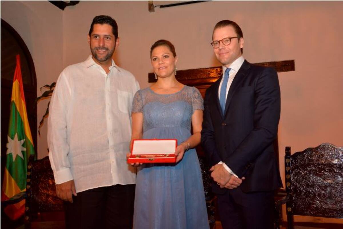 El alcalde Dionisio Vélez, la princesa Victoria y su esposo, el príncipe Daniel. CORTESÍA