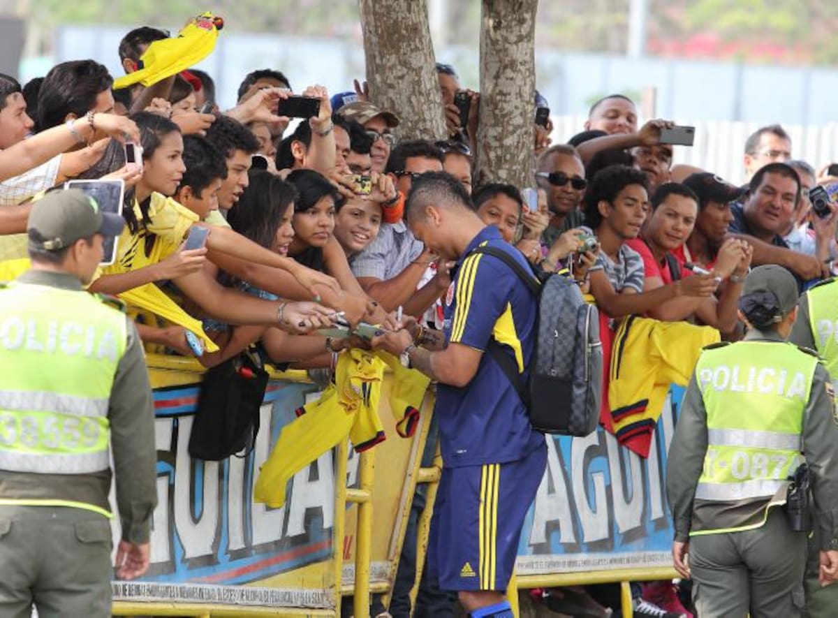 El técnico y los jugadores rompieron el protocolo y los hinchas aprovecharon esta situación para tomarse fotos en las afueras del Hotel Sonesta, donde Colombia se encontraba alojada desde el 16 de marzo. CORTESÍA QHUBO BARRANQUILLA