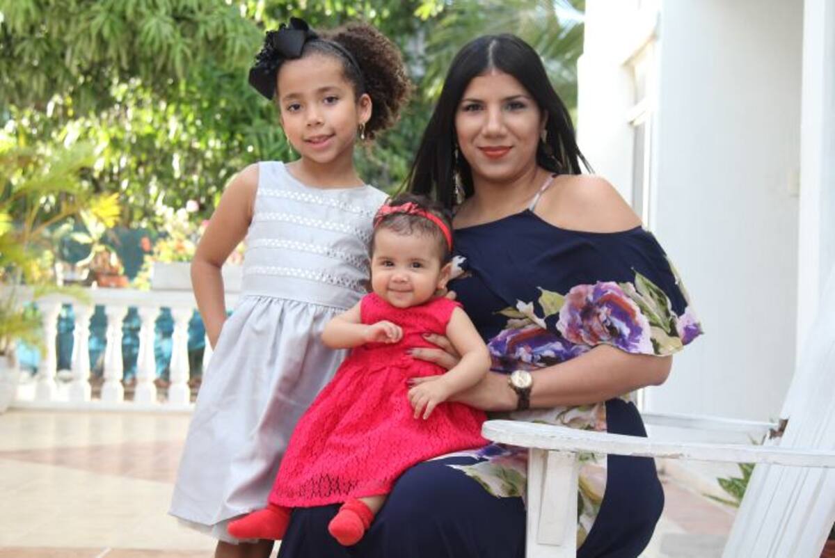 Mercedes junto a sus hijas Mariana, y Ana Helena Kailline Giraldo Bejarano - El Universal