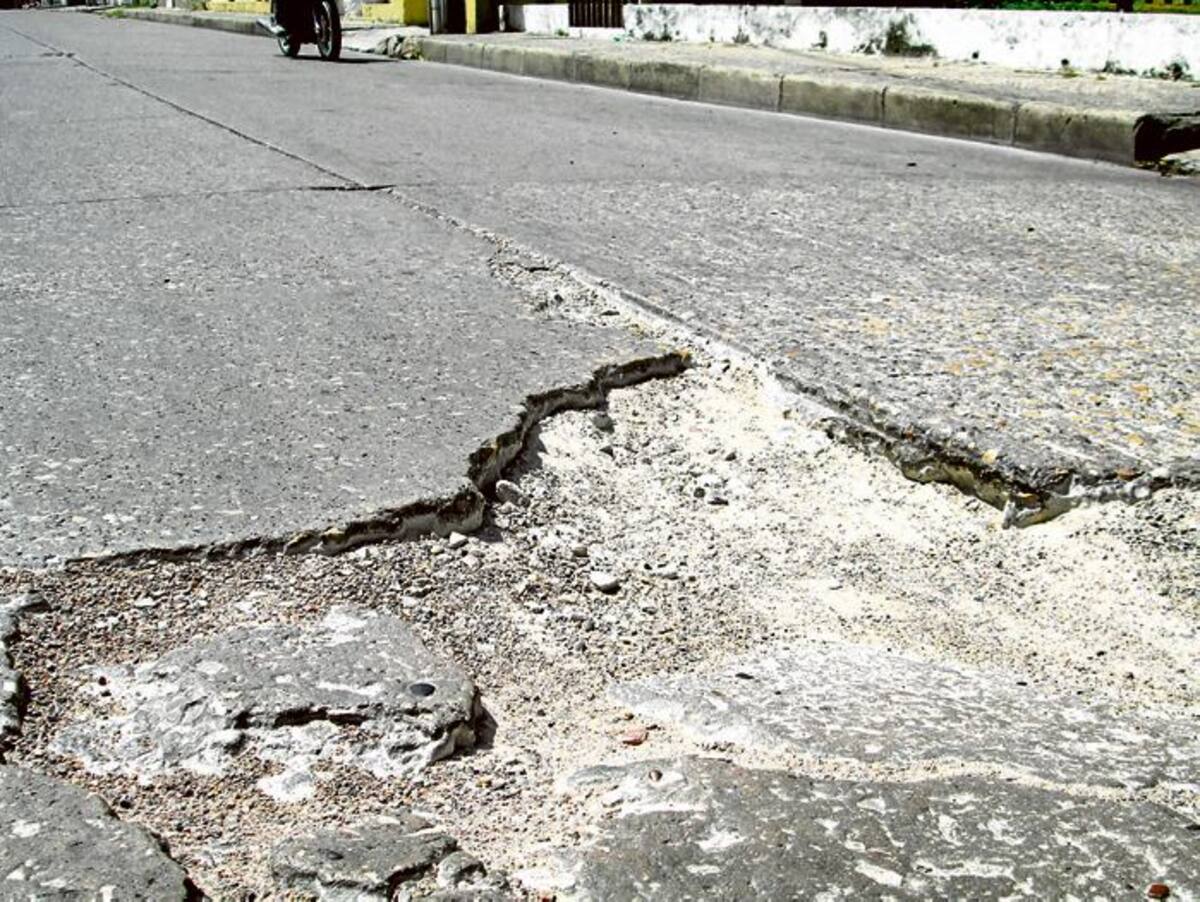 Un enorme cráter en el Avenida California, en Manga, es una amenaza para todo conductor que ose pasar por esta transitada vía. PEDRO TORRES-GENTE BAHÍA-EL UNIVERSAL