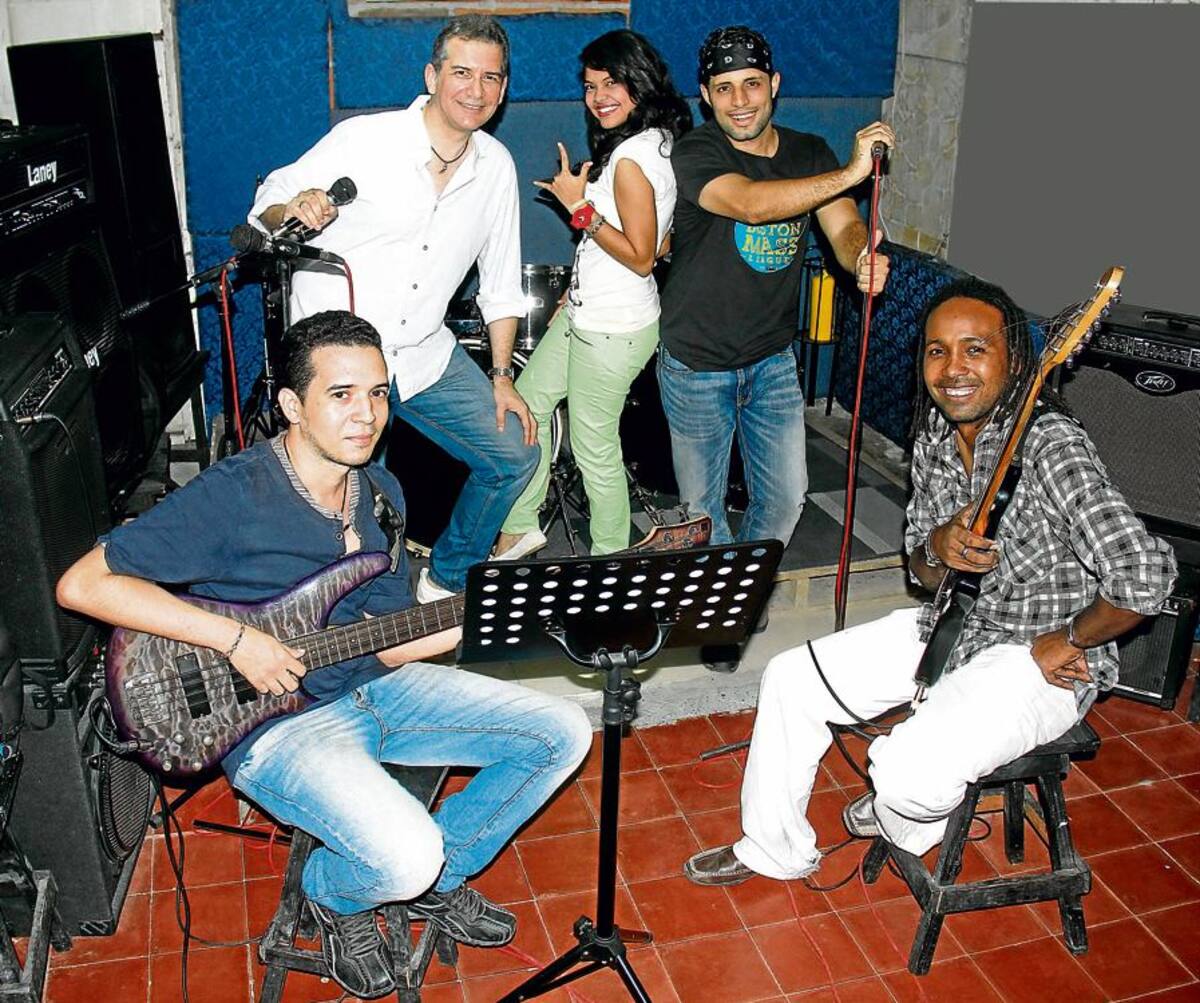 De pie: Jaime Dávila Pestana, Andrea Arango y Gustavo Martínez; sentados: Carlos Andrés Klever, el bajista; y, Rembert Feeling Maldonado, el guitarrista.